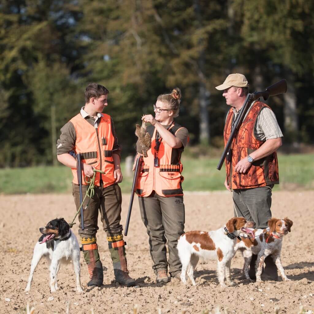chasseurs tenant un oiseau
