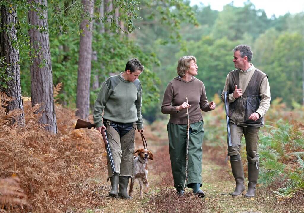 chasseurs avec un chien de chasse