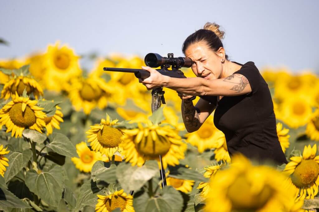 chasseuse vise avec un fusil à lunette