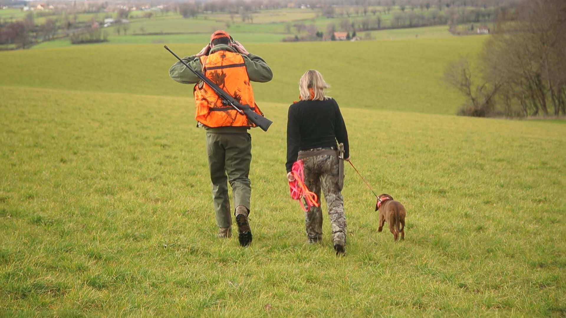 deux chasseurs et un chien